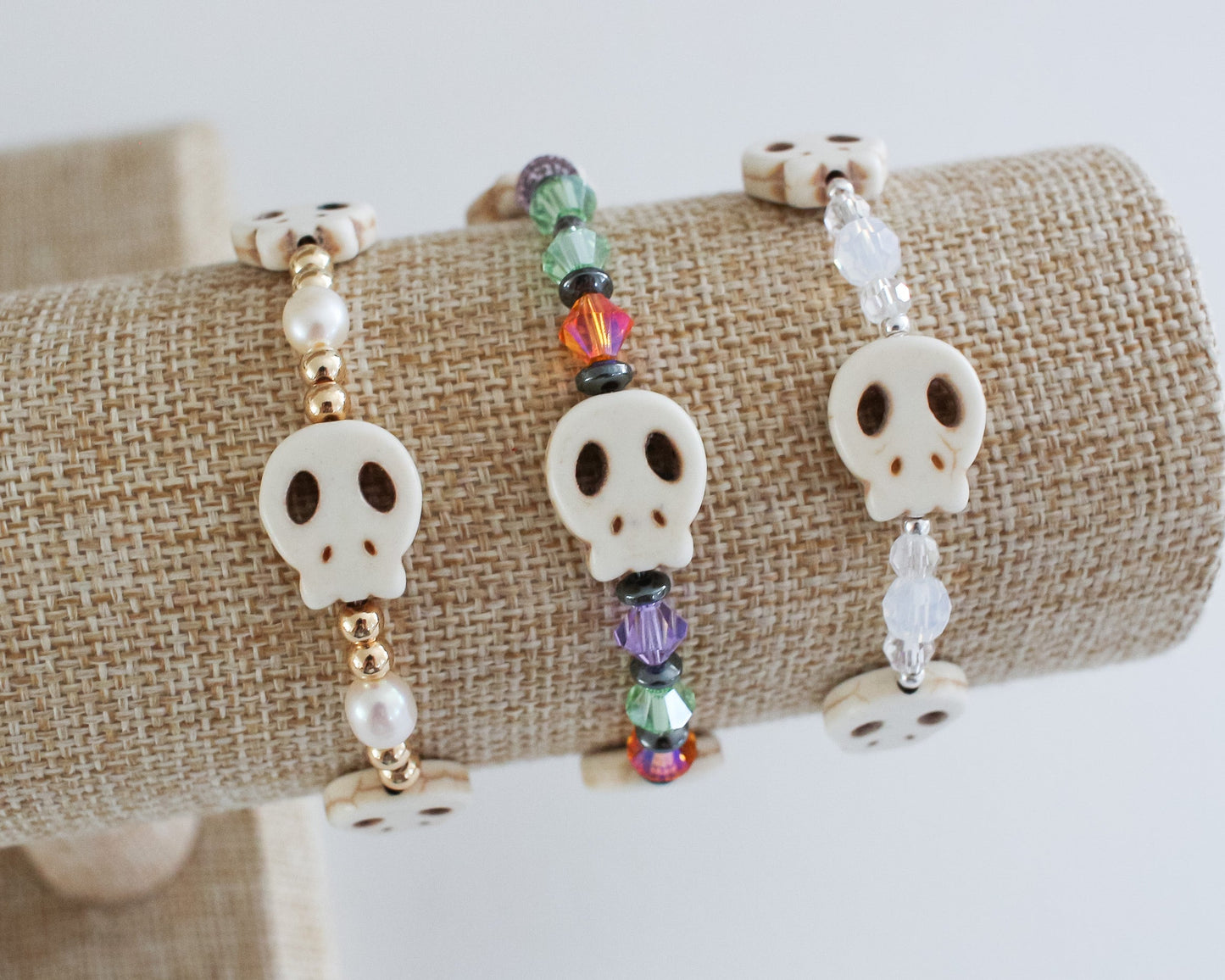 Howlite Skull Pearl Bracelet | Pearl and Metal Beads