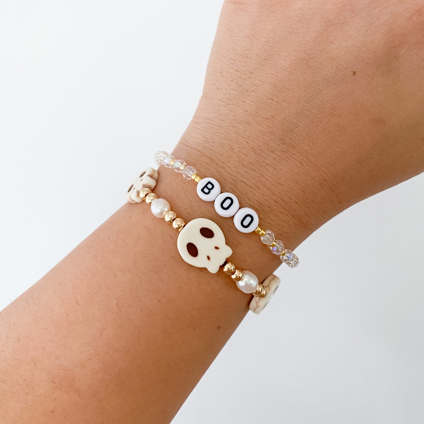 Howlite Skull Pearl Bracelet | Pearl and Metal Beads