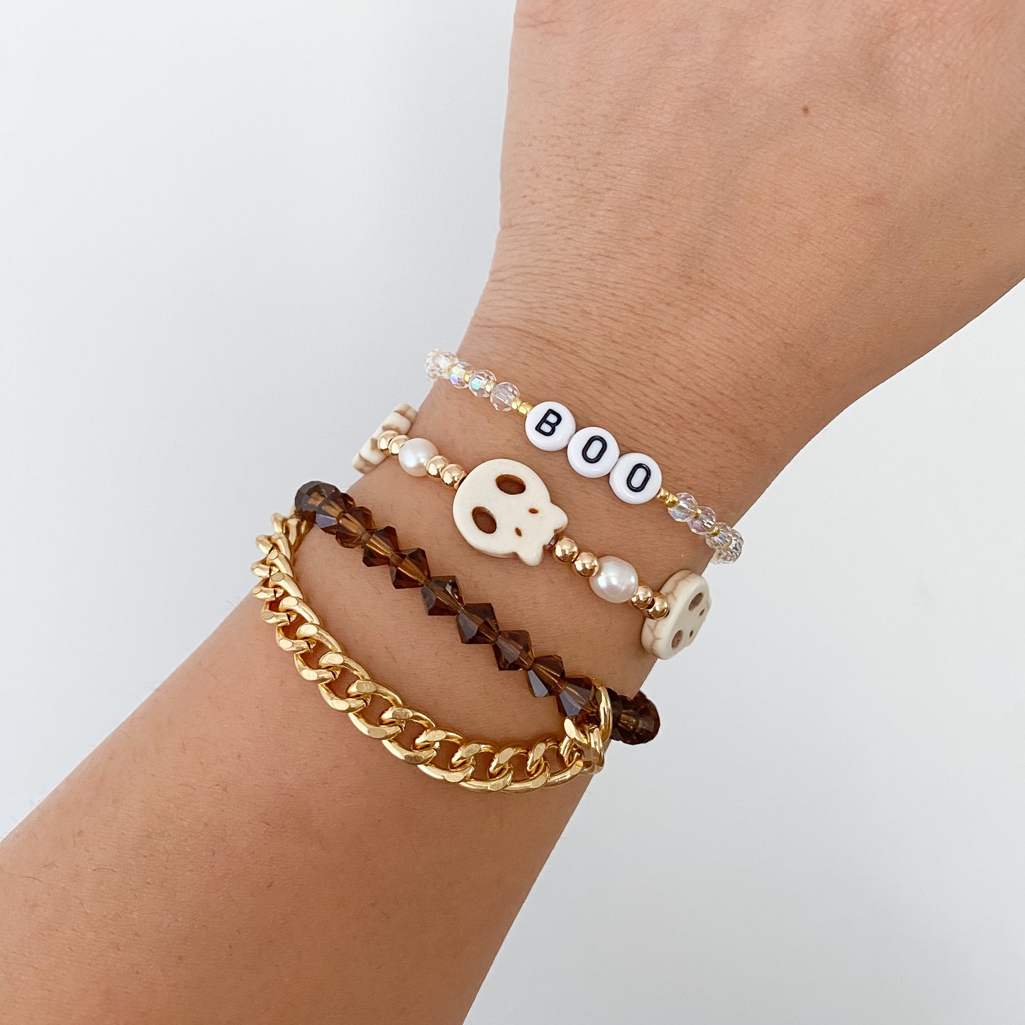 Howlite Skull Pearl Bracelet | Pearl and Metal Beads