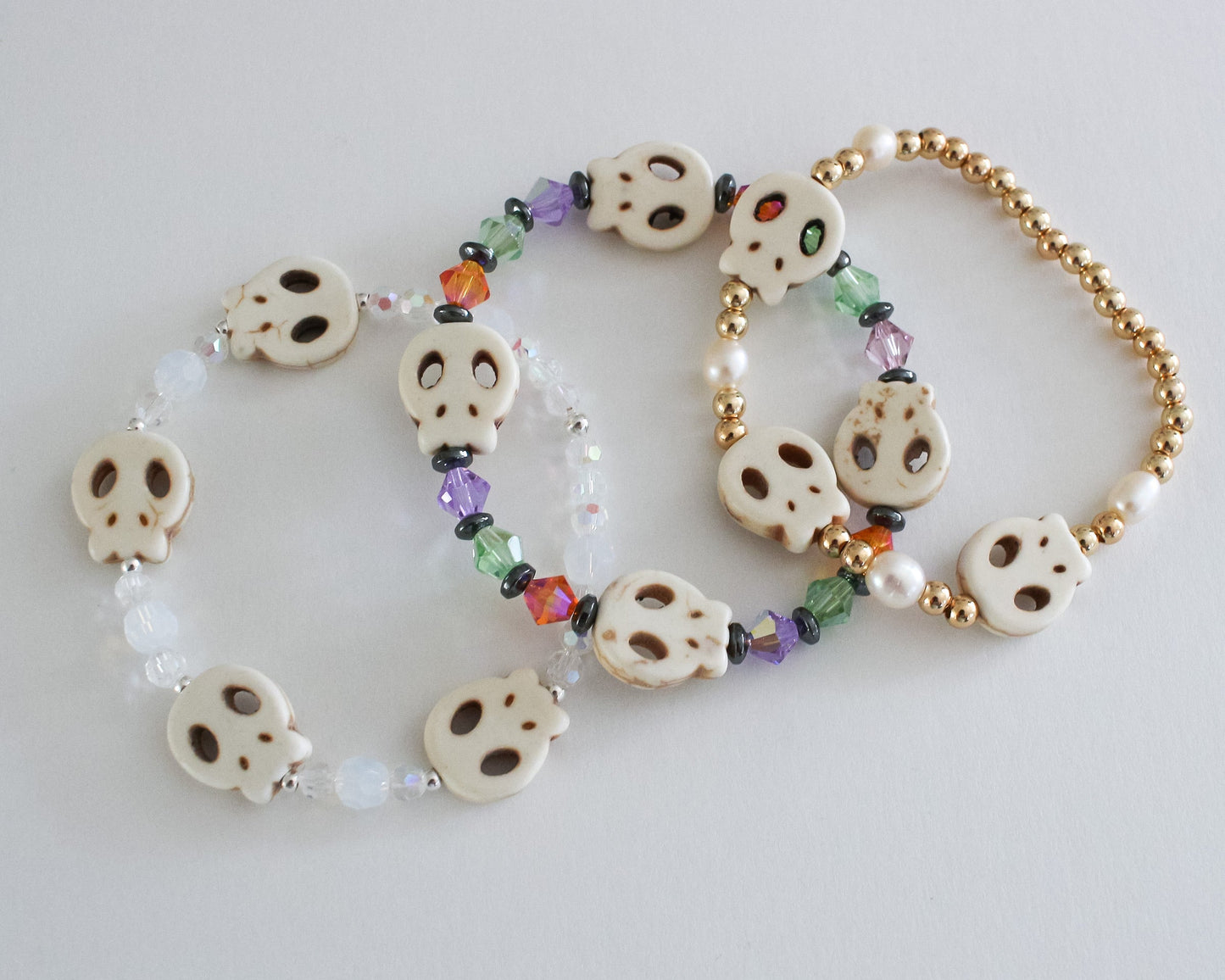 Howlite Skull Pearl Bracelet | Pearl and Metal Beads