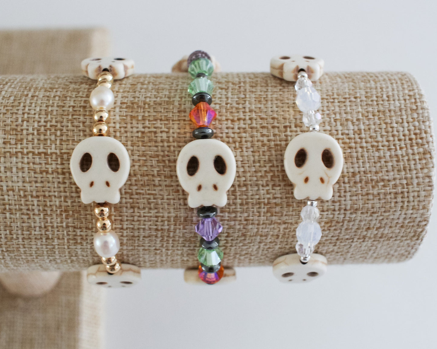 Howlite Skull Pearl Bracelet | Pearl and Metal Beads