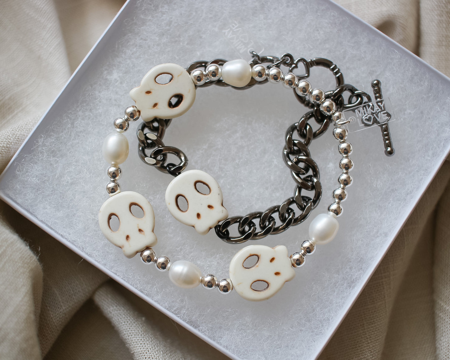 Howlite Skull Pearl Bracelet | Pearl and Metal Beads