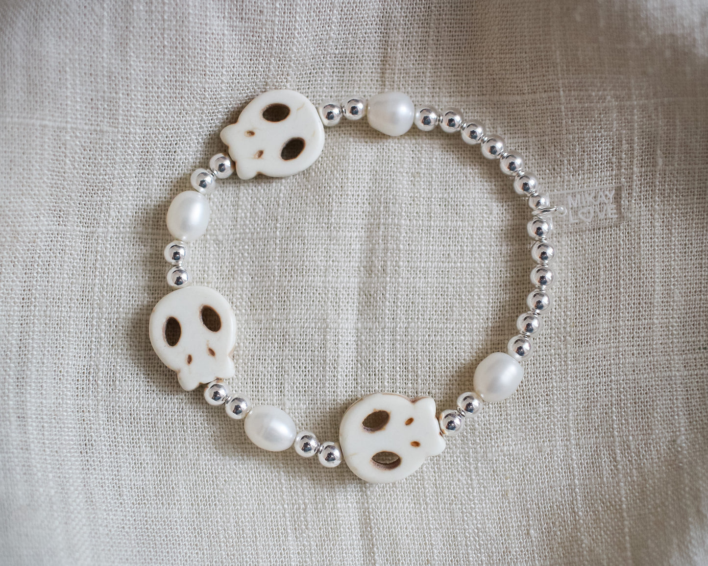 Howlite Skull Pearl Bracelet | Pearl and Metal Beads