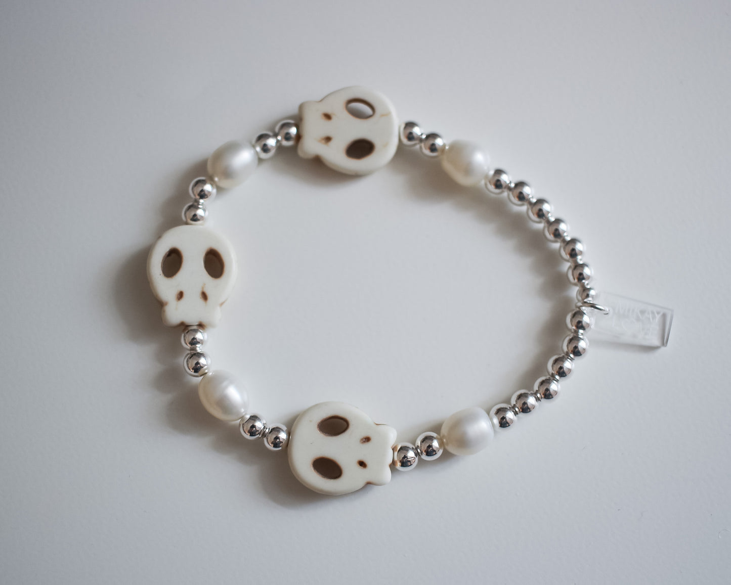 Howlite Skull Pearl Bracelet | Pearl and Metal Beads