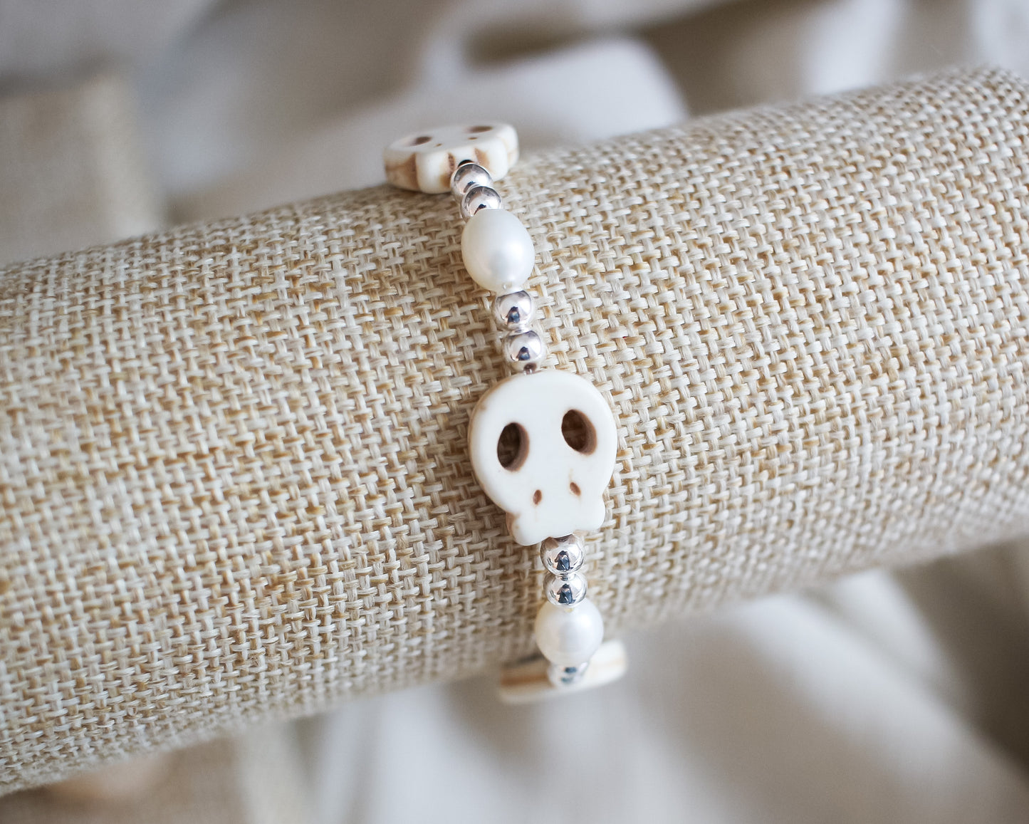 Howlite Skull Pearl Bracelet | Pearl and Metal Beads